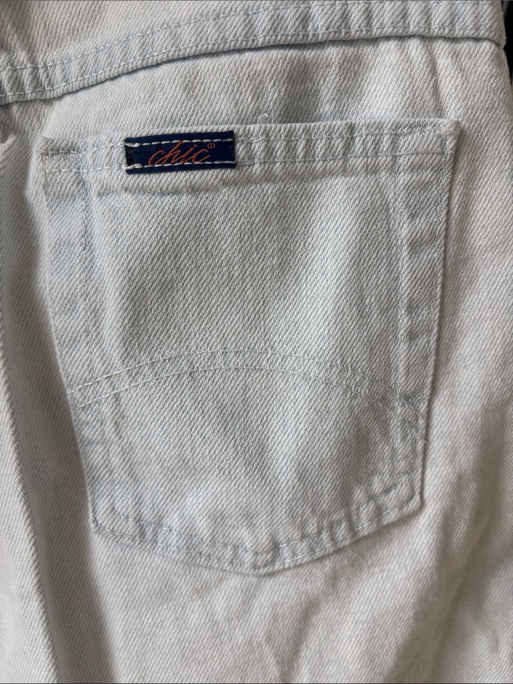 Chic Vintage Light-Wash High-Waisted Denim Mom Shorts - Picture 6 of 8